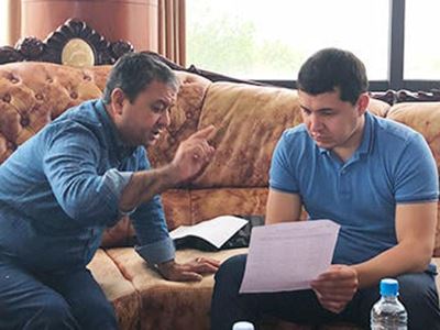 Cliente de Uzbekistán en negociación para línea de agua potable de 5L/10L 